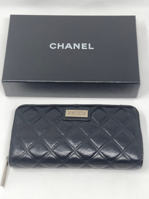 Sold at Auction: Chanel - Card Holder Zip Wallet - Black Lambskin